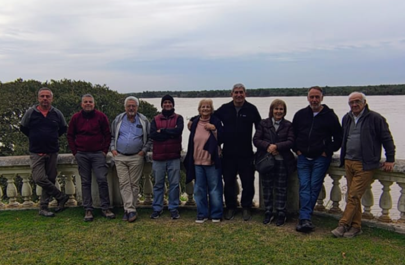 Junta Histórica y Daniel Schávelzon frente al río Paraná