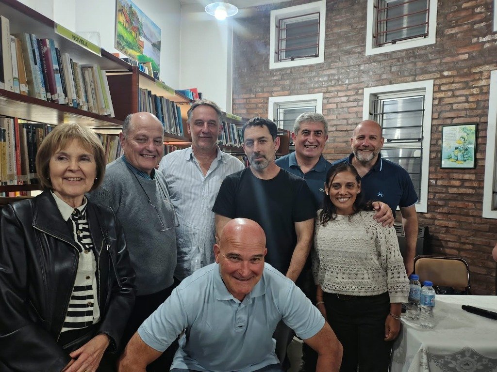 Miembros de la Junta y público asistente en la Biblioteca Fortunato Zampa